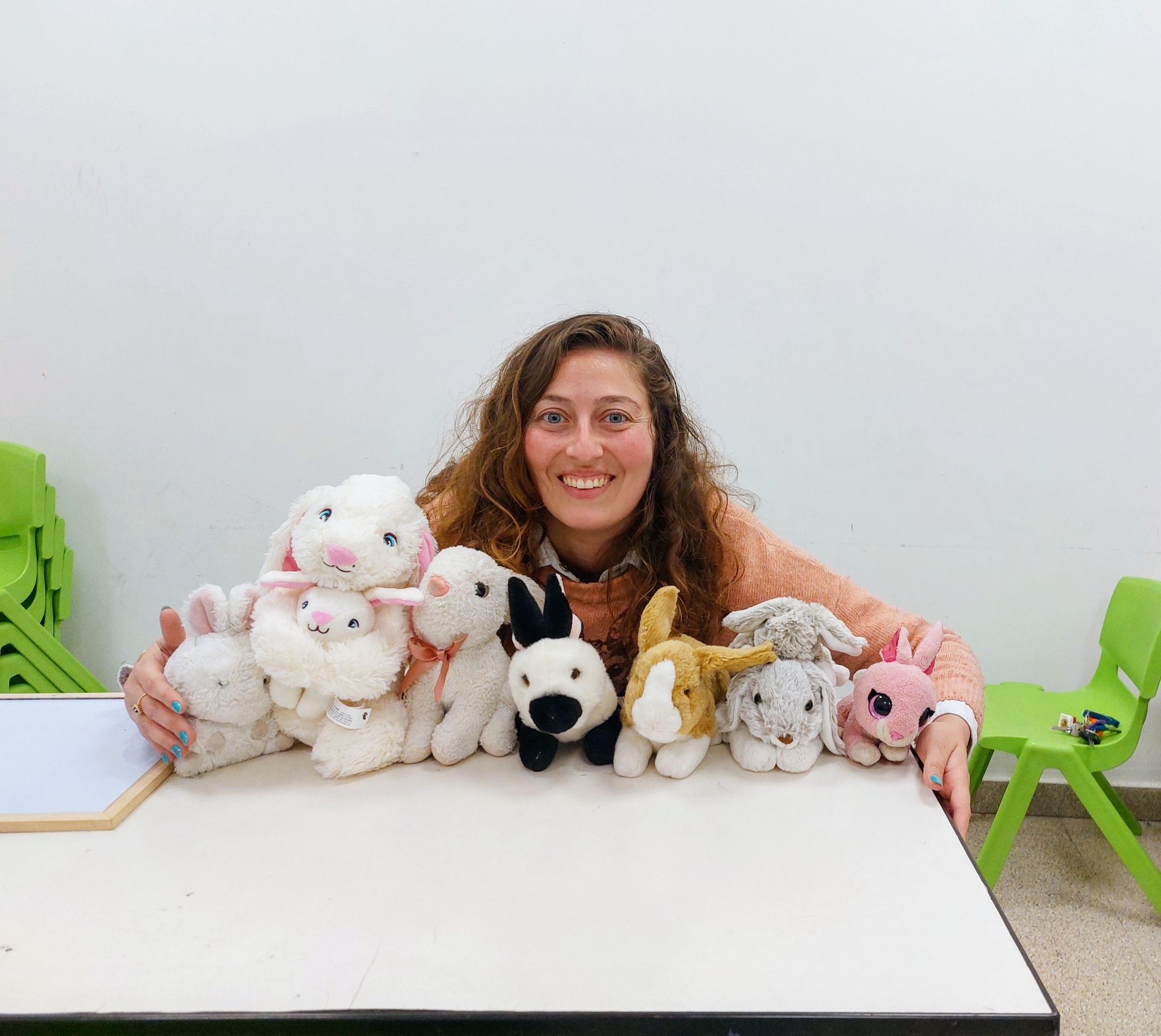 עינבל עם בובות הארנבים